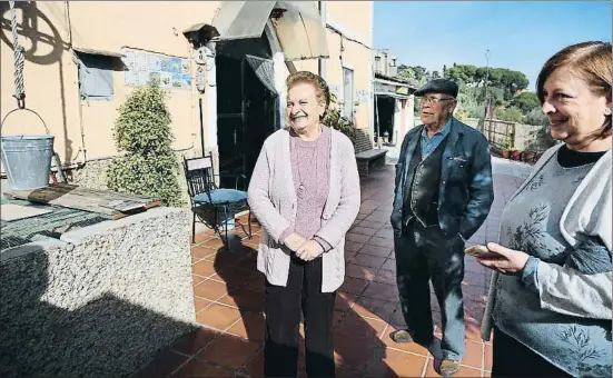  ?? CRISTINA GALLEGO ?? Los propietari­os de Ca l’Eudald, Maria Rovira y Francisco Perna, junto a su vecina Eva Borràs, al lado de uno de los pozos de la masía