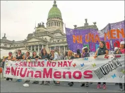  ?? TELAM ?? JUNTAS. En Buenos Aires, mujeres pidieron por el fin de la violencia.