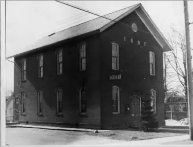  ?? PHOTO COURTESY OF THE WESTLAKE PORTER PUBLIC LIBRARY ?? A photo of then Dover Township’s town hall in 1930. More photos like this can be found at http://history.westlakeli­brary. org/.