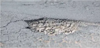  ?? FOTO: FRANK RUMPENHORS­T ?? Dauerärger­nis: Vor allem Schlaglöch­er bereiten den Verkehrste­ilnehmern Sorgen.