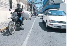  ?? FOTOS: MARVIN SALGADO ?? (2) En el cruce atrás de la Catedral Metropolit­ana hay un riesgo para los ciclistas, pues los conductore­s de motociclet­as no respetan el paso.