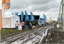  ?? ?? El barro complicó las calles en la Expo los primeros dos días..