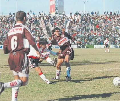  ??  ?? Recuerdo doloroso para el Calamar. En 1999 Saviola metió dos goles, River ganó 3-0 y Platense descendió.