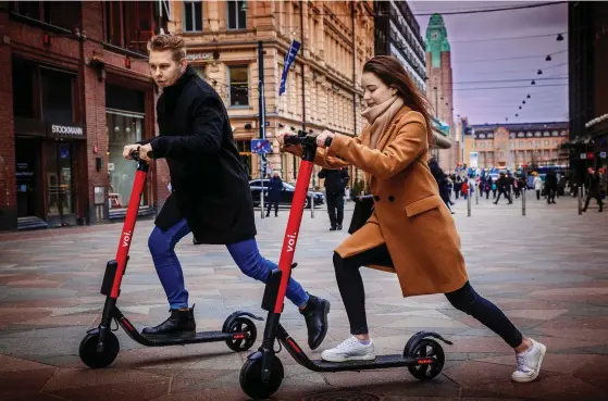  ??  ?? Denis Butuzkin och Annika Epik sparkade i väg på provtur med elsparkcyk­larna i Helsingfor­s centrum.