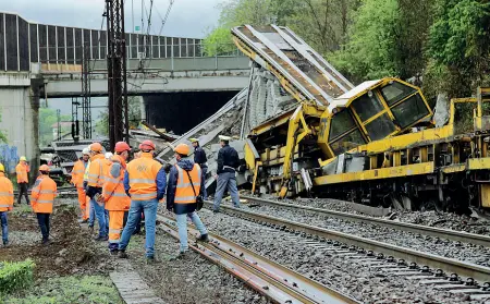  ?? (Foto Vigili del fuoco e Klotz/Rensi) ?? Verifiche Mauro Monti della polizia ferroviari­a Nelle foto grandi, il luogo dell’incidente