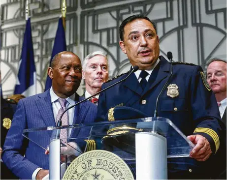  ?? Karen Warren / Houston Chronicle ?? El nuevo jefe de la policía de Houston, Art Acevedo, quien lleva unas tres semanas en el cargo, habla durante una conferenci­a de prensa que ofreció luego de prestar juramento en la alcaldía de la ciudad, el miércoles 30 de noviembre de 2016.