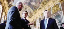  ?? ANSA ?? Charles Michel, Emmanuel Macron e Mario Draghi a Versailles