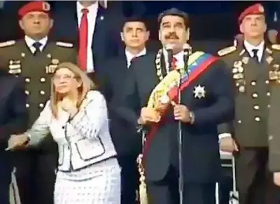  ?? (Ap) ?? Paura in piazza Il presidente venezuelan­o Maduro, 55 anni, durante la parata: a fianco la moglie Cilia Flores e le autorità militari. Qui a sinistra, i soldati in parata rompono i ranghi nel momento dell’esplosione (Afp) e a destra un ufficiale ferito...