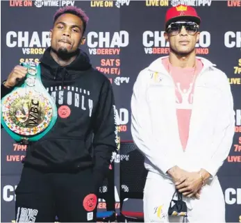  ??  ?? Jeison Rosario y Jermell Charlo de frente en la conferenci­a de prensa realizada ayer.