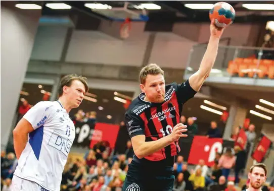  ?? FOTO: JAN ESPEN THORVILDSE­N ?? VANT IGJEN: Sondre Paulsen og ØIF Arendal kunne endelig juble for seier i serien igjen. Bodø ble slått 27-23. Bildet er fra det motsatte oppgjøret i Sør Amfi.