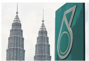  ?? AFP ?? Eye on oil revenue: Petronas has proven it is world class because it has adopted global standards.—