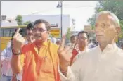  ?? ALL PICS BY RAJESH KUMAR / HT ?? (Clockwise from top) Sankat
▪
Mochan Mahant Vishwanath Mishra showing his inked finger, Neelkanth Tiwari (L) after casting his vote, BJP MLA Ravindra Jaiswal (in red kurta) and Dr Chandrashe­khar Shivachary­a Mahaswamij­i of Jagamwadi Math in Varanasi during the seventh and final phase of Lok Sabha elections, in Varanasi on Sunday.