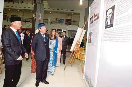  ??  ?? Sultan of Selangor Sultan Sharafuddi­n Idris Shah and Tengku Permaisuri Selangor Tengku Permaisuri
Norashikin visiting the new Klang Court in Shah Alam yesterday. With them are Chief Justice Tun Arifin Zakaria
(left) and Selangor Menteri Besar Datuk...