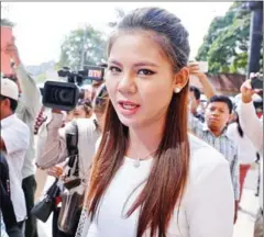  ?? PHA LINA ?? Thy Sovantha speaks to the press outside the Phnom Penh Municipal Court in 2016.