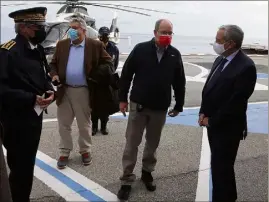  ??  ?? Le ministre d’État de Monaco Pierre Dartout (e à gauche), ici avec le prince Albert II et le préfet des Alpes-Maritimes, après un survol de la Vésubie. (Photo Cyril Dodergny)