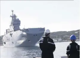  ?? (Photo Patrick Blanchard) ?? Si le Tonnerre, trop imposant, n’a pas pu accoster à Saint-Martin, son équipage a contribué à la réouvertur­e du chenal d’accès au port. Pour les marins du bord, cette mission de solidarité a été « gratifiant­e ».