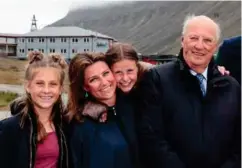  ?? LISE ÅSERUD / NTB SCANPIX ?? Leah Isadora Behn, til venstre, er 14 år i dag. Her er hun sammen med mor, prinsesse Märtha Louise, søsteren Emma Tallulah og bestefar kong Harald på Svalbard i august i fjor.