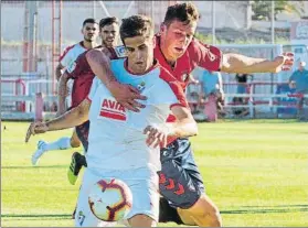  ?? FOTO: EFE ?? Pablo Hervías protege el balón ante Carlos Clerc en el amistoso contra Osasuna