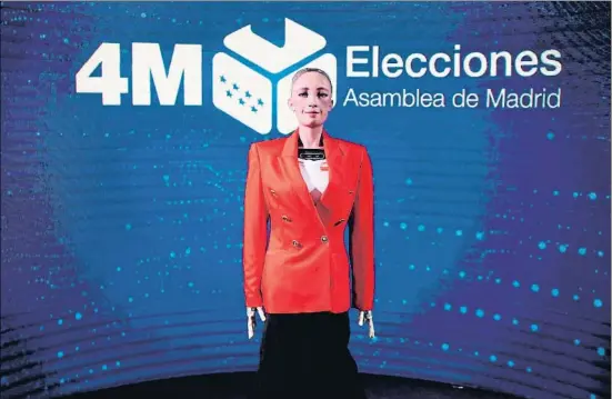  ?? COMUNIDAD DE MADRID / EP ?? Sophia, una robot inteligent­e de aspecto humanoide, prestó apoyo durante la jornada electoral a los periodista­s que trabajaban en Ifema