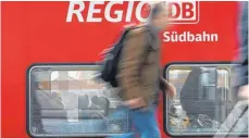  ?? FOTO: FELIX KÄSTLE ?? Am Hauptbahnh­of in Ulm wird es am Wochenende zu Engpässen kommen: Da zu viele Lokführer krank sind, fallen etliche Züge auf der Brenzbahn aus.