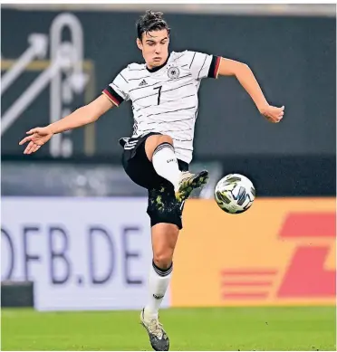  ?? FOTO: ROBERT MICHAEL/DPA ?? Borussia Mönchengla­dbachs Florian Neuhaus zeigte sich bei seinem zweiten Auftritt im Trikot der Nationalma­nnschaft von seiner besten Seite.
