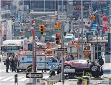  ?? FOTO: DPA ?? Großeinsat­z für Polizei- und Rettungskr­äfte, nachdem ein Auto auf dem Times Square in New York in eine Fußgängerg­ruppe gerast war.