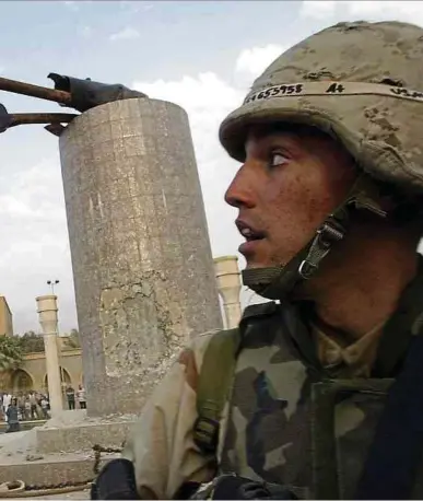  ?? Foto: LW-Archiv ?? Ein US-Soldat sieht zu, wie am 9. April 2003 eine Statue des irakischen Präsidente­n Saddam Hussein im Zentrum Bagdads gestürzt wird.