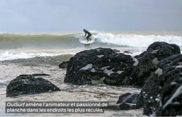  ??  ?? OuiSurf amène l’animateur et passionné de planche dans les endroits les plus reculés