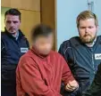  ?? Foto: Seeger, dpa ?? Polizisten führen Catalin C. ein letztes Mal in den Gerichtssa­al.