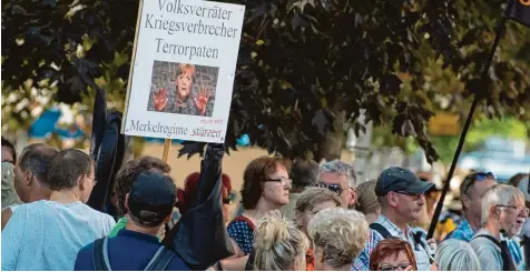  ?? Foto: Sebastian Kahnert, dpa ?? Seit der Flüchtling­skrise von 2015 gleichen sich die Bilder. Wenn die Bundeskanz­lerin sächsische­n Boden betritt, sind Demonstran­ten der Pegida meistens bereits vor Ort. An gela Merkel wird bei dieser Gelegenhei­t auf üble Weise angepöbelt und diffamiert. So auch vergangene Woche in Dresden.