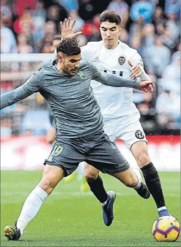  ?? FOTO: EFE ?? Theo Hernández protege el esférico ante Soler en una de sus constantes galopadas en el encuentro de ayer