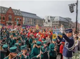  ?? FOTO: KRISTIN ELLEFSEN ?? Skolekorps­ene stemmer i før avmarsj fra Øvre Torv.