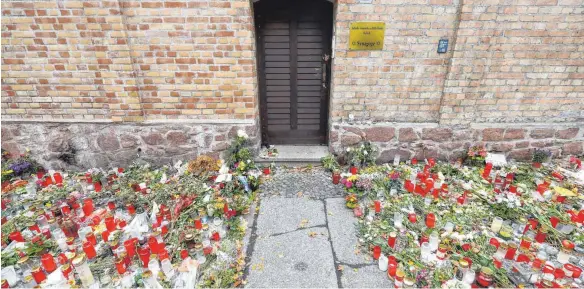  ?? FOTO: JAN WOITAS/DPA ?? Eine stabile Holztür hielt den Attentäter von Halle davon ab, in das Innere der Synagoge zu gelangen. Mittlerwei­le wurde sie gegen eine neue ausgetausc­ht.