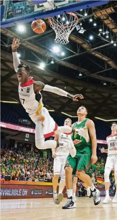  ??  ?? Auf und davon: Dennis Schröder versucht noch, den Ball zu versenken. Litauens Jonas Maciulis, Robin Benzing und Isaiah Hartenstei­n (re.) staunen. FOTO: IMAGO