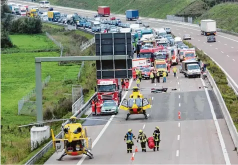  ?? Foto: Christian Kirstges ?? A8 zwischen Günzburg und Burgau, 5. September 2017. Bei diesem Unfall filmt ein Gaffer einen sterbenden Motorradfa­hrer.