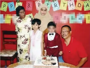  ??  ?? Happier times: Zack celebratin­g his third birthday with Asmah (biege tudung).