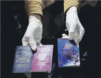  ?? FOTO – TASR/AP ?? Britský, poľský a austrálsky pas po útoku v Gaze.
