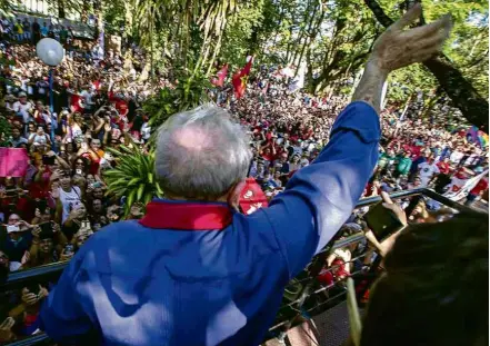  ?? Marlene Bergamo/Folhapress ?? O ex-presidente Lula faz discurso durante visita à cidade de São Borja; o petista também visitou o túmulo de Vargas