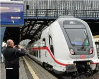  ??  ?? Ein Doppelstoc­k-intercity der Deutschen Bahn macht bei einer Testfahrt Halt auf dem Geraer Hauptbahnh­of. Archiv-foto: P. Michaelis