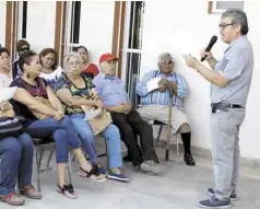  ??  ?? Frente. Los maestros mencionaro­n que han acordado dos citas con el actual gobernador Miguel Riquelme, pero en ninguna el mandatario estatal ha cumplido con la cita.