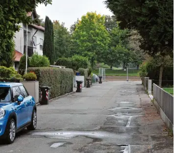  ?? Foto: Andreas Lode ?? Die Zufahrt zur Tiefgarage der geplanten Wohnanlage in der Donauwörth­er Straße 23 soll über die Hans Sachs Straße erfolgen. Das erregt den Unmut der Anwohner.