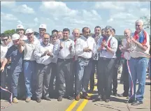  ??  ?? El presidente Mario Abdo (2º de la der.) inauguró ayer la pavimentac­ión asfáltica en localidade­s de Cordillera.