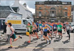  ?? 08_a20jailbre­ak03 ?? Runners break free from the start line at Inveraray Jail.
