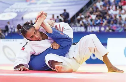  ??  ?? Érika tem bom desempenho e conquista a medalha de bronze no Mundial de Judô de Baku, no Azerbaijão