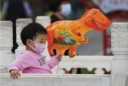  ?? FOTO: ANDY WONG/TT-AP ?? Ett barn i en park i Peking tidigare i maj.