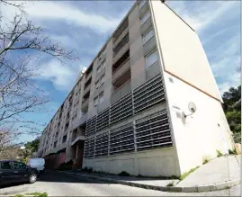  ?? (Photo Frank Muller) ?? Deux frères ont été interpellé­s dans le quartier du Guynemer, là où le policier a été mordu par un chien de défense, ce mercredi matin.