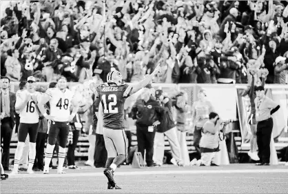  ?? MIKE ROEMER
THE ASSOCIATED PRESS ?? Packers QB Aaron Rodgers reacts after throwing a 75-yard TD pass to Randall Cobb against the Chicago Bears Sunday in Green Bay, Wis.