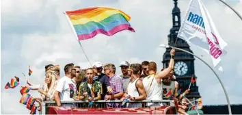  ?? Foto: M. Scholz, dpa ?? Im Sommer finden – wie hier in Hamburg – traditione­ll die Christophe­r-Street-Day-Paraden der LGBTQ-Bewegung statt. Im englischsp­rachigen Raum spricht man auch oft von „Gay Pride“oder einfach nur „Pride“, zu Deutsch: Stolz.