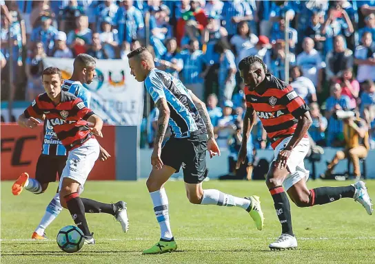  ??  ?? Não foi neste lance com Luan, mas o volante Fillipe Soutto (à esquerda) acabou expulso, o que testou ainda mais a defesa do Vitória contra o Grêmio