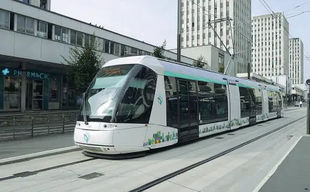  ??  ?? Il nuovo tram I veicoli saranno prodotti dalla Alstom che ha inglobato la vecchia Translohr, la società che ha realizzato l’attuale tram di Padova e quello di Venezia. Recentemen­te la Alstom ha rivoluzion­ato le linee di Parigi